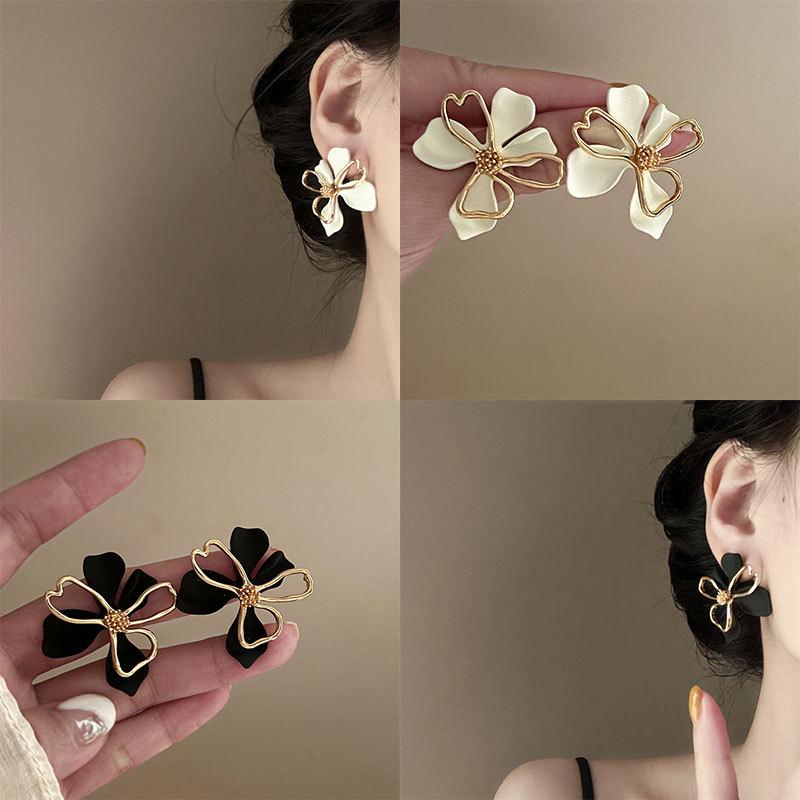 Silver Needle Retro Flower Stud Earrings - High-End Luxury Design for Women