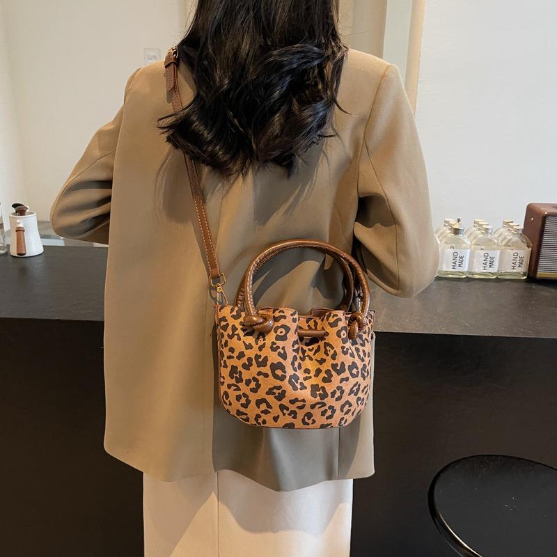 Retro Casual Pleated Hand Bucket Bag Autumn and Winter New Fashion Shoulder Bag PU Versatile Messenger Mother and Child Bag