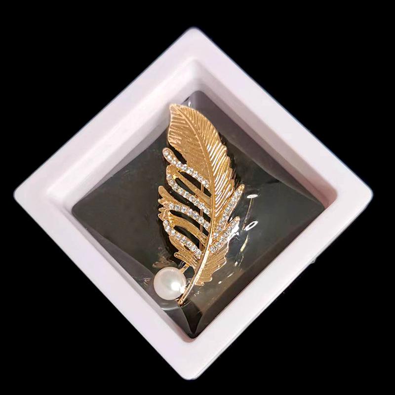 Exquisite Pearl Scarf Buckle: Rhinestone Butterfly Brooch & Bow
