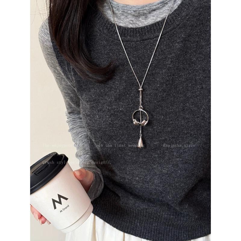 

Silver long earphone pendant necklace fashionable and versatile 2026 new sweater chain autumn and winter niche high-end accessories