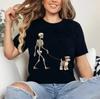 Lustiges Miniatur-Schnauzer-Skelett Hundespaziergang Halloween T-Shirt für Männer Frauen