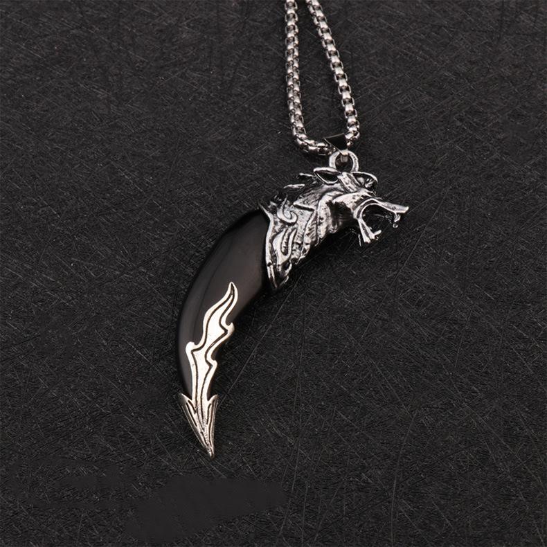 Collier Dent de Loup pour Homme: Pendentif Dominateur Dent de Chien Noir sur Chaîne Rétro en Acier Titane - Accessoire Tendance pour 2025.