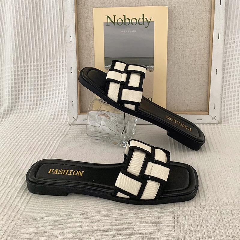 French high-end flat-bottomed cool slippers for women's summer wear Xiaoxiangfeng 2025 new Internet celebrity going out beach shoes