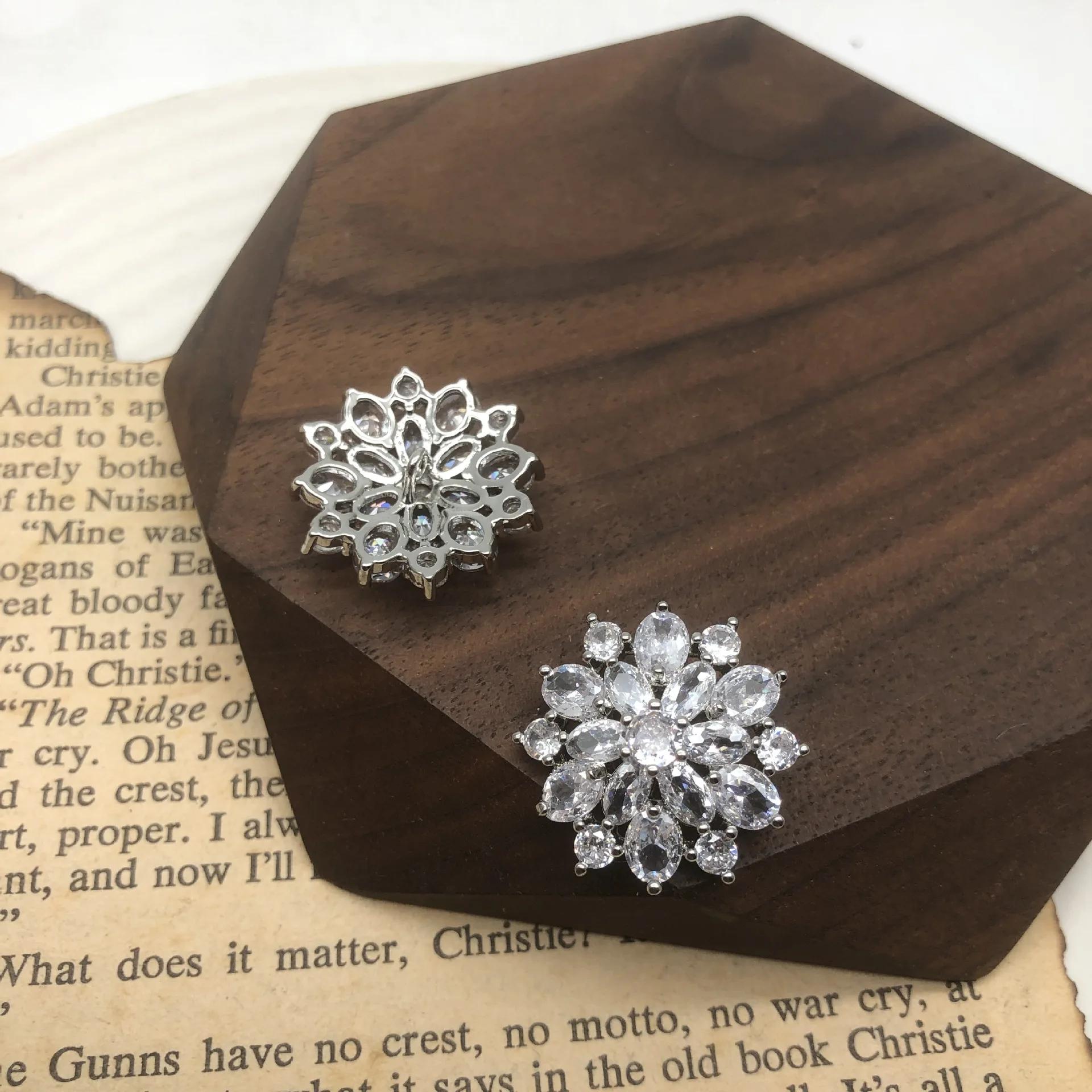 

5pcs/lot Super Sparkling Snowflake Zircon Button Women s Dress Cardigan Sleeve Collar Copper Plated Clothing Accessory 32L 20.0 MM серебряный