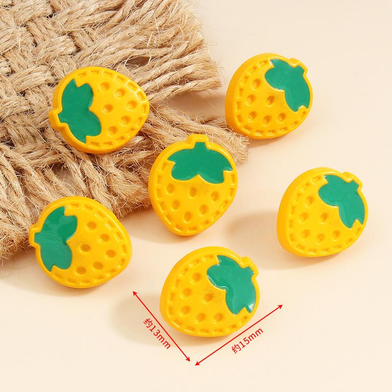 

Детский кардиган с пуговицами в виде клубники – универсальный, красочный и милый свитер для малышей