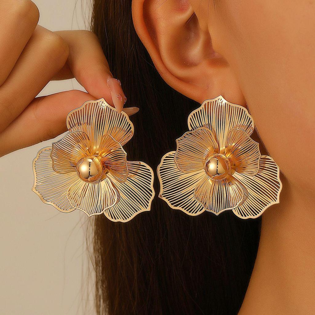 Exquisite 3D Hollow Flower Stud Earrings Necklace - Elegant European & American Design Jewelry for Women