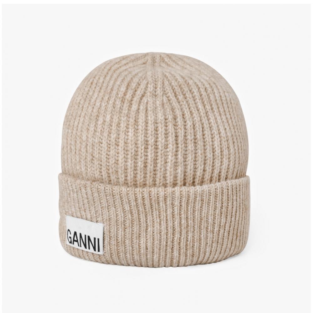 Ganni A5369 196 Czapka beanie z naszywką z logo, lekko usztywniana