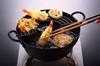 Takumi JAPAN (Takumi) This 24cm iron frying pan features a textured surface that prevents sticking and is IH compatible. The textured surface