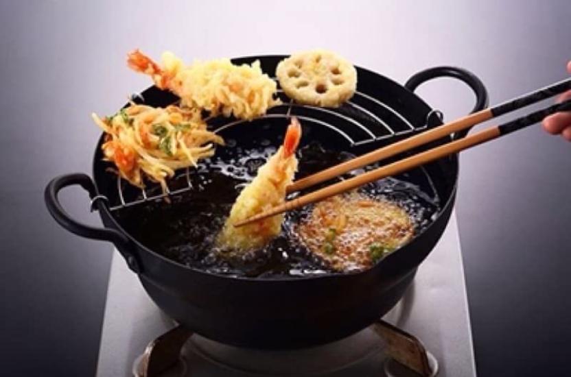 Takumi JAPAN (Takumi) This 24cm iron frying pan features a textured surface that prevents sticking and is IH compatible. The textured surface