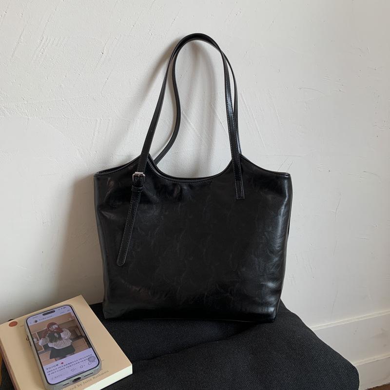 

Large capacity retro underarm bag women s new fashion shoulder bag casual class commuter tote bag