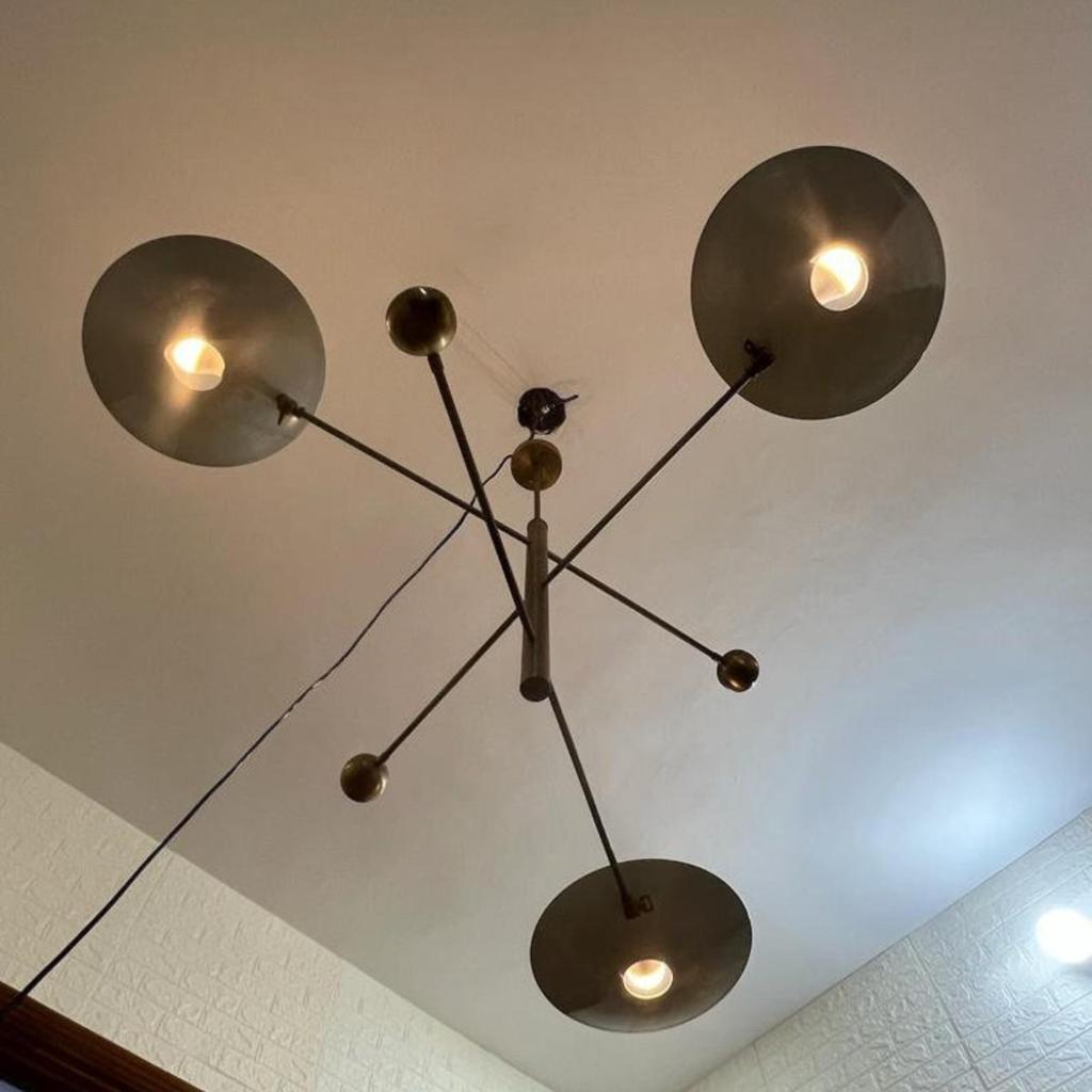 Mid Century Italienischer 3-armiger weißer und antik patinierter Messing-Hängeleuchter