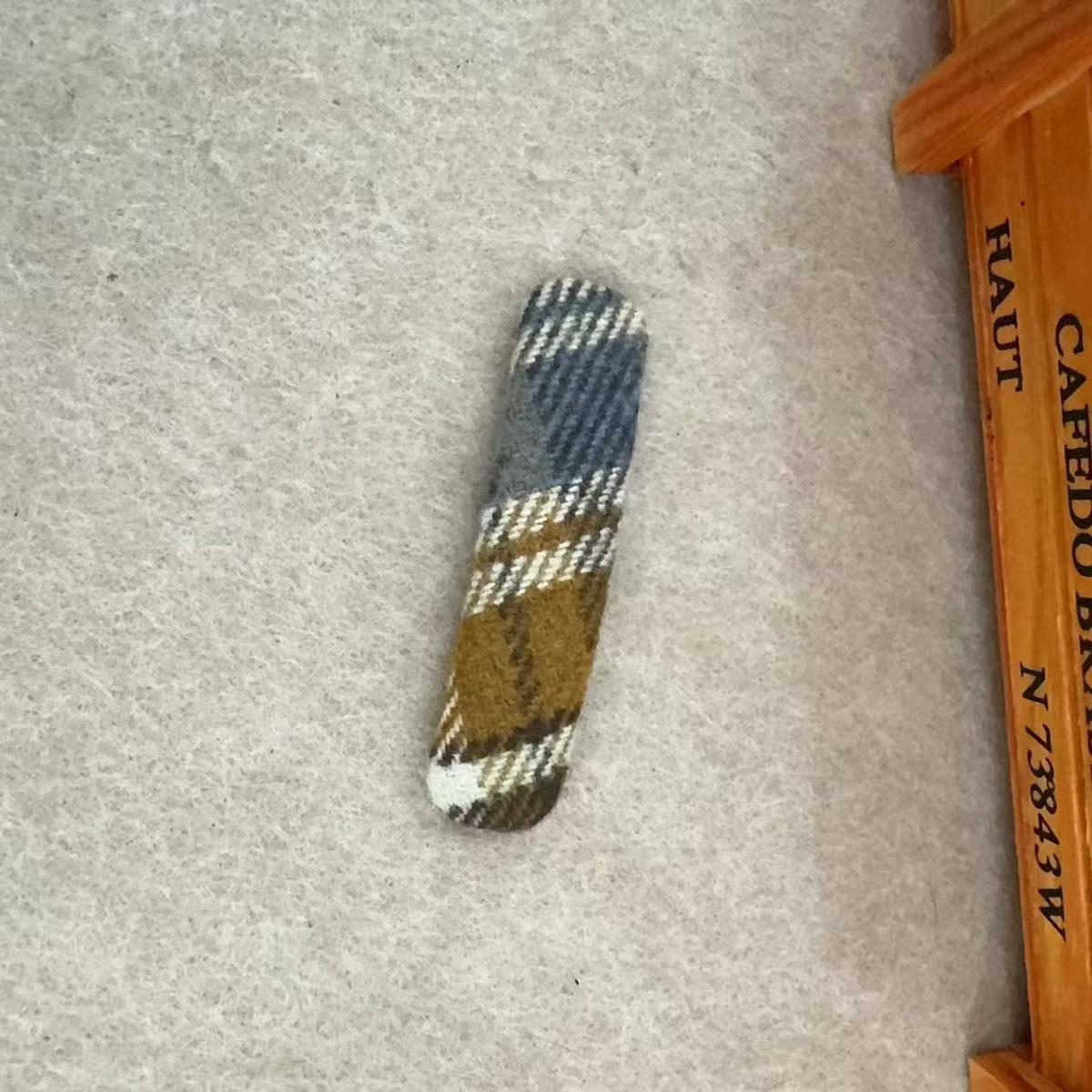 French Retro Plaid Oval Hair Clip for Women: Versatile Bangs & Stray Hair Accessory