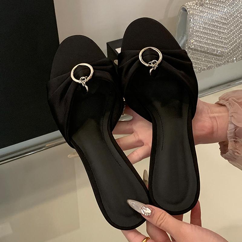 Fashion Liyke Fashion Design Metal Buckle Women Slippers Cozy Pleated Silk Summer Party Low Heels Gladiator Sandals Female Mules Shoes