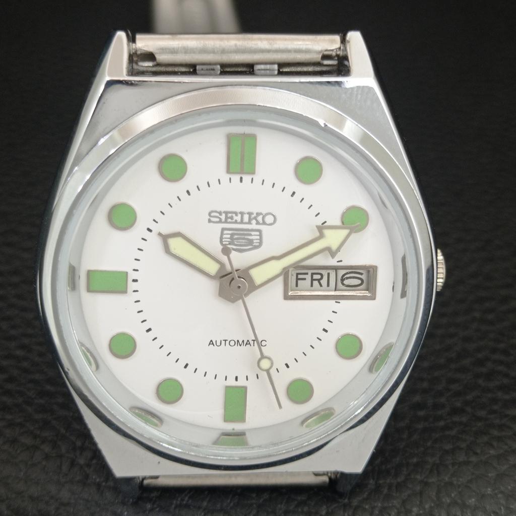VINTAGE SEIKO 5 AUTOMATIC REFURBISHED JAPAN MENS WHITE DIAL WATCH a444450-1