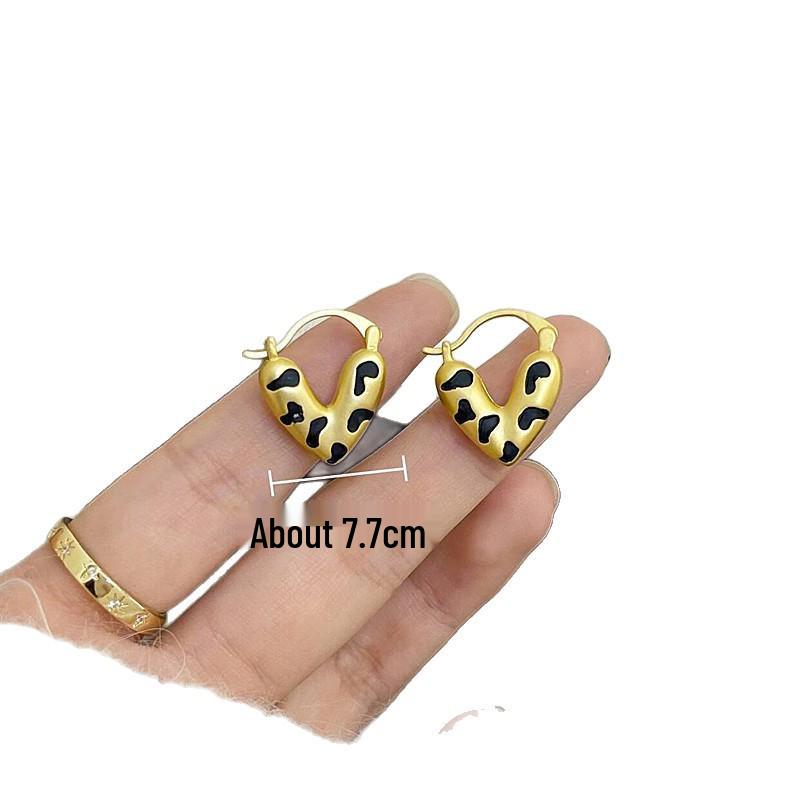 Goldene Leopardenmuster Herz Ohrklemmen: Luxuriöse Retro-Ohrringe für Damen mit einem Nischendesign für Herbst/Winter.