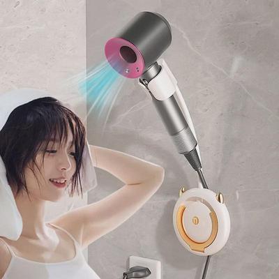 An der Wand montiertes Aufbewahrungsregal für den Haartrockner, damit Sie im Badezimmer die Hände frei haben.
