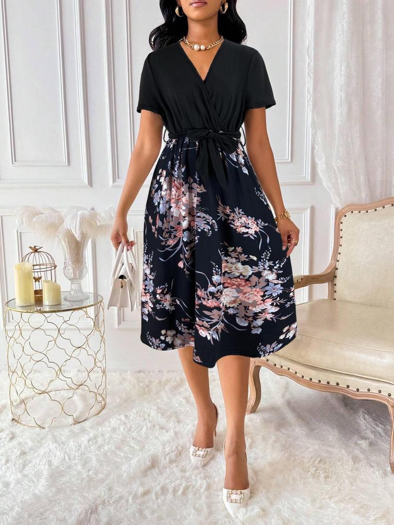 Elegante Vestito Corto con Stampa Floreale, Scollo a V e Cintura