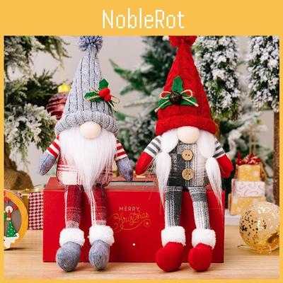 Entzückende Weihnachtdekoration im nordischen Stil Rudolf Gesichtlose Puppe mit Strickmütze