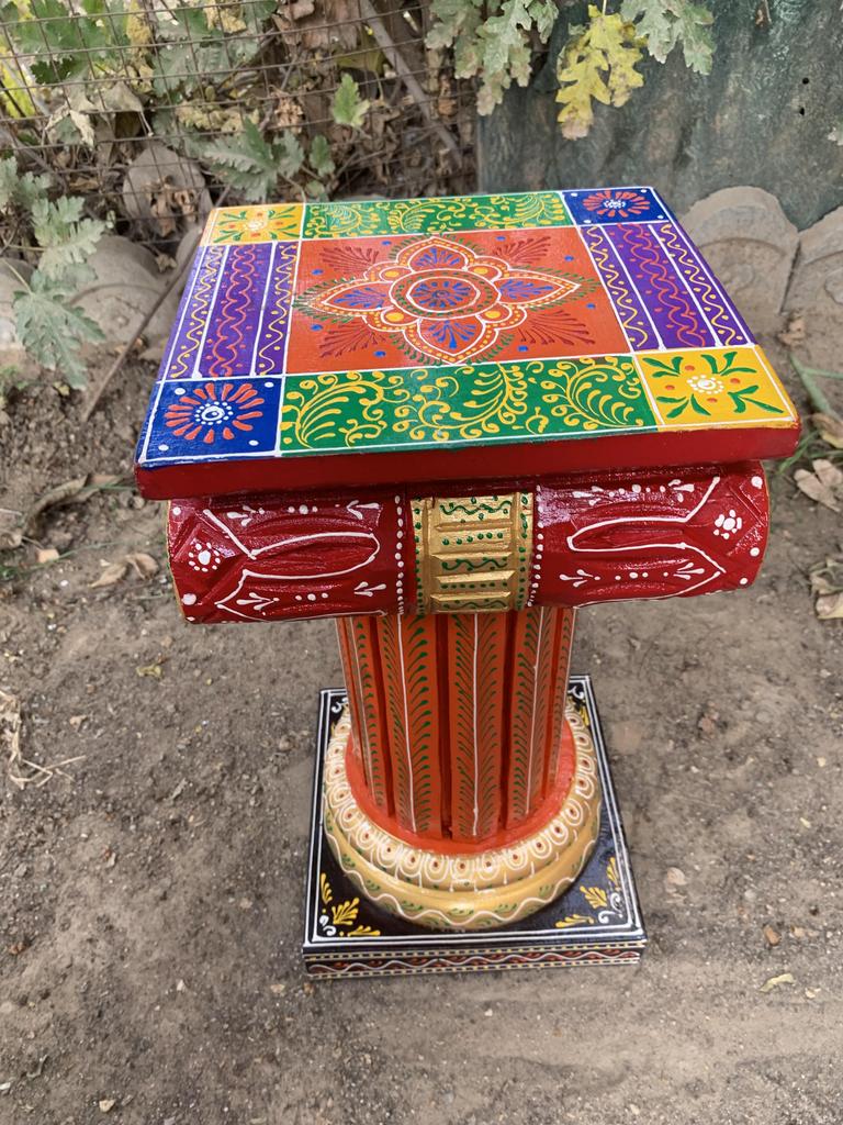 Handbemalte hölzerne Chowki Sockeltisch | Indischer Volkskunst Statuenständer