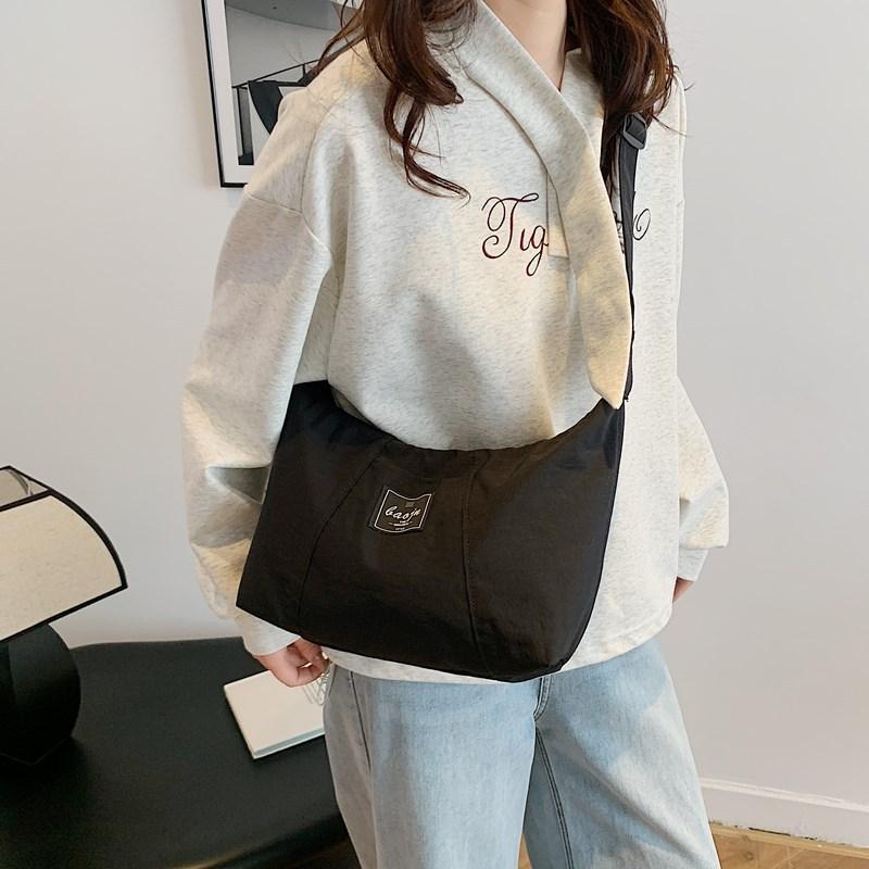 2025 new spring large-capacity single-shoulder cross-body retro simple foreign commuter women's bag fashionable casual tote bag