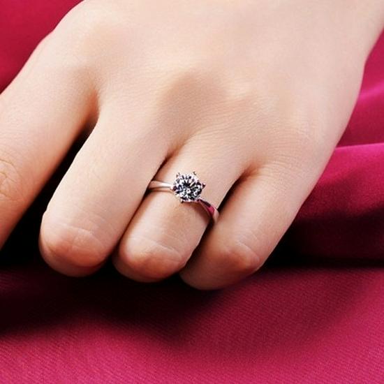 Adjustable 6mm Six-Claw Diamond Ring for Elegant Marriage Proposals