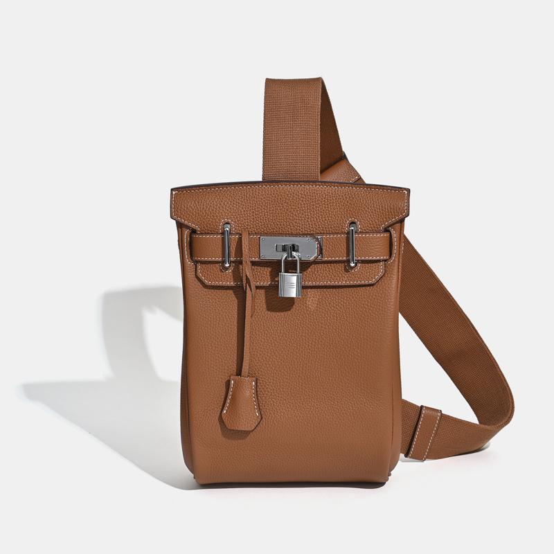 

2025 Новый унисекс верхний слой коровьей кожи нагрудная сумка сумка на плечо натуральная кожа рюкзак с замком подвесное украшение 17 x 8 x 27CM+silver buckle золотисто-коричневый