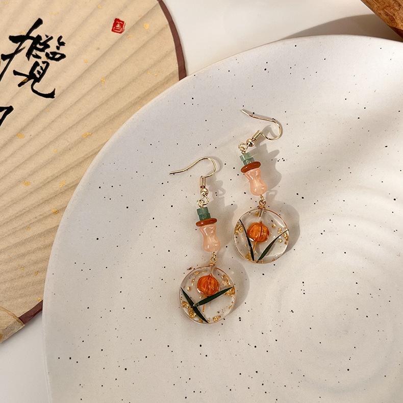 

Серьги с кристаллами сухого цветка. Серьги из золотой фольги с прозрачными каплями клея, серьги из золотой фольги с сухими цветами. Модные индивидуальные серьги для женщин.