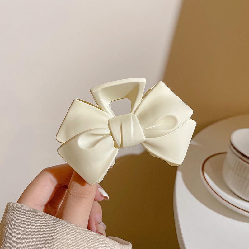 Versatile Milk Coffee Hair Clip: Large, Simple Shark Design for Women