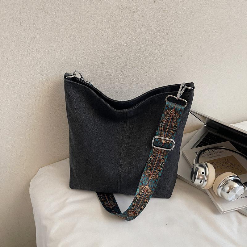 Large-capacity bag women's autumn new retro broadband shoulder messenger bag textured commuter bucket bag