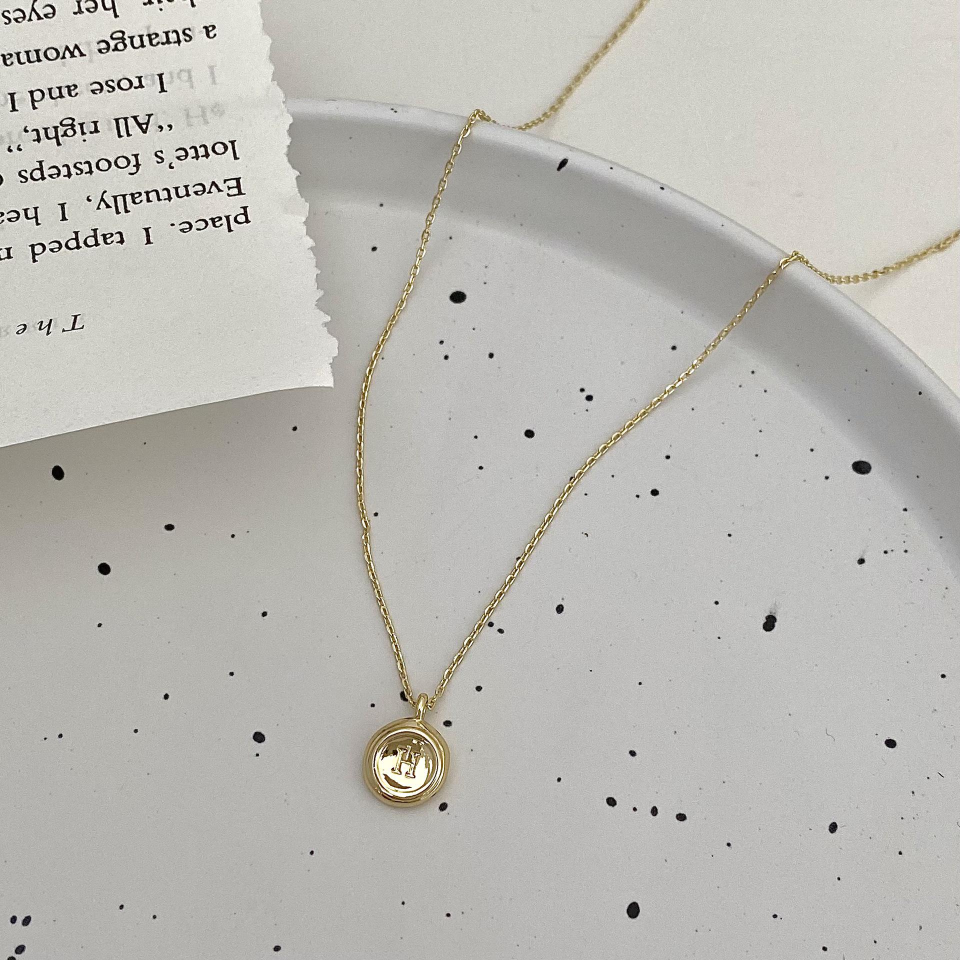 

Нишевый дизайн Круглая подвеска Ожерелье с буквой - Элегантная, простая и универсальная цепочка для ключиц для женщин.