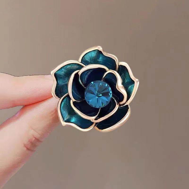 Hochwertige pfauenblaue Kamelienbrosche für Damen, luxuriöses Temperament, Emaille-Anstecknadel mit tropfendem Öl, kleine duftende Kleidungsaccessoires