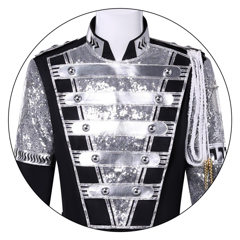 La star suprême du Roi de la Pop, Michael Jackson, se produit dans le même costume en cuir