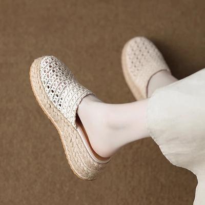 Mode Inre Höjd 2025 Sommar Nya Ihåliga Flätade Baotou Halvtofflor Dam Plattform Halm Slip-ons