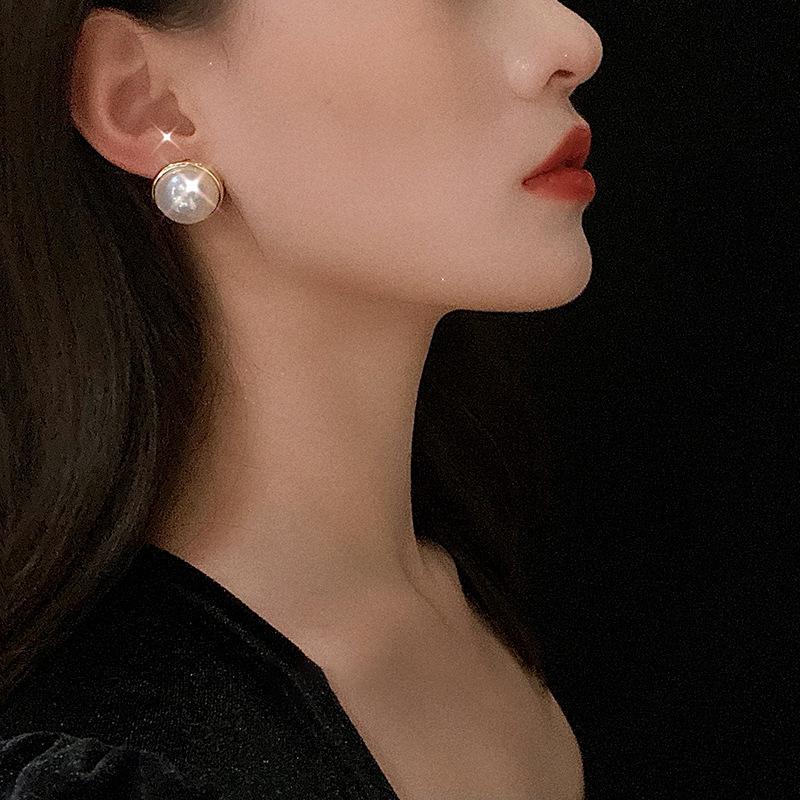 Elegant Retro Silver Pearl Stud Earrings - S925 Sterling
