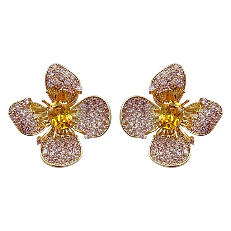 Boucles d'oreilles puces Fleurs Beige Tempérament Tendance Extravagant, Boucles d'oreilles Haut de Gamme, Boucles d'oreilles Exquises et Élégantes de Niche, Boucles d'oreilles.