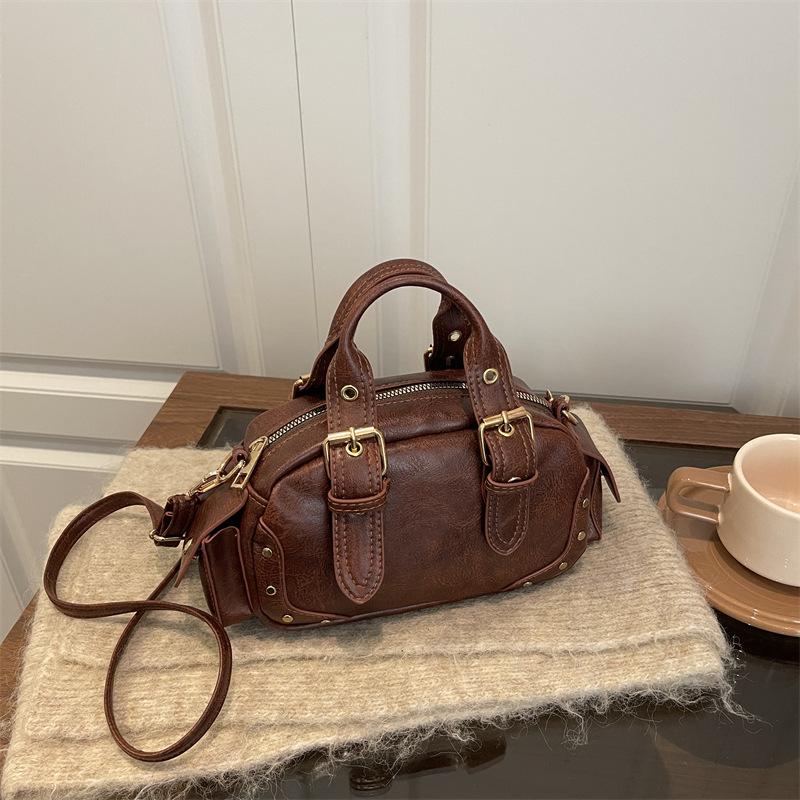 Trend Y2K Retro Rivet Shoulder Bag Spicy Girl Vintage Underarm Bag Pu Leather Handbag Locomotive Bowling Bag