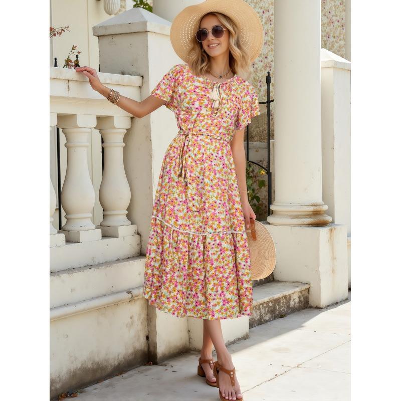 A Vacation-style Short-sleeved Floral Floral Dress with A Cinched-waist Tie and Cotton Silk Beach
