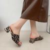 2025 Neu Sommer Neu Quadratische Zehenpartie Hochhackige Pantoletten Damen Draußen Tragen Leopardenmuster Lässige Slides Mode Klobige Absatzsandalen
