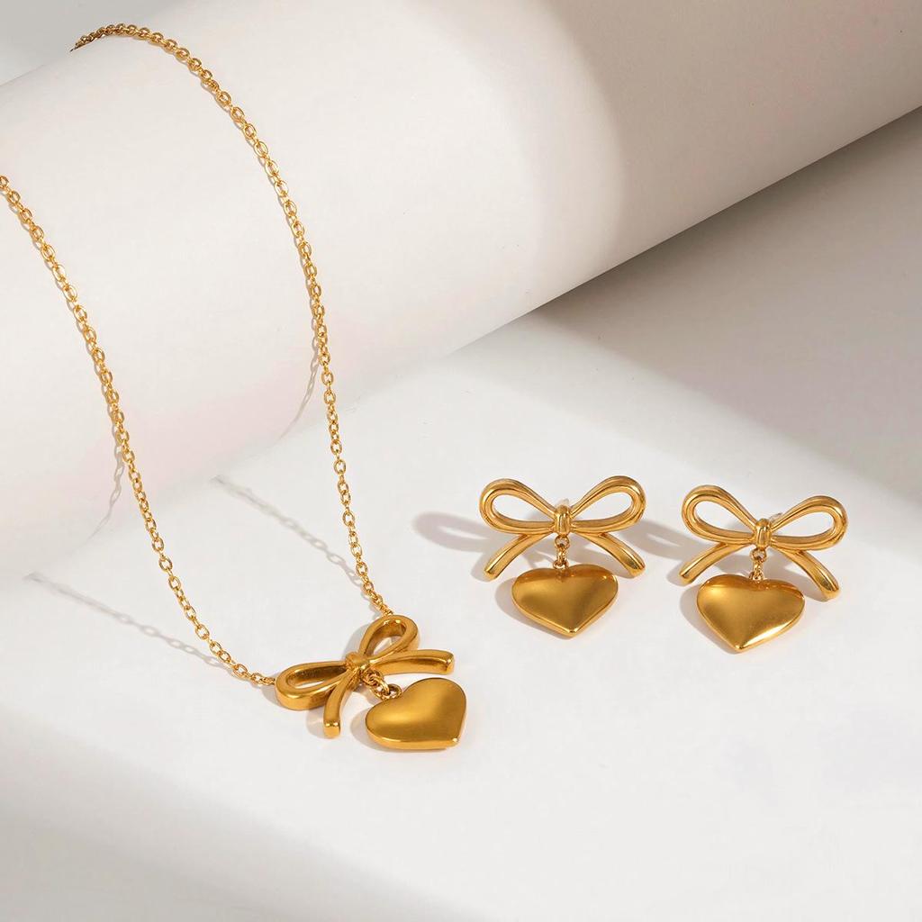European-American Titanium Heart Bow Necklace: Light Luxury, Colorfast Stainless Steel Clavicle Chain
