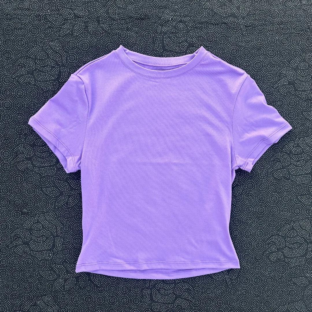 

Женский спортивный кроп-топ быстросохнущий - Футболка с коротким рукавом для йоги и бега с контролем живота Small фиолетовый