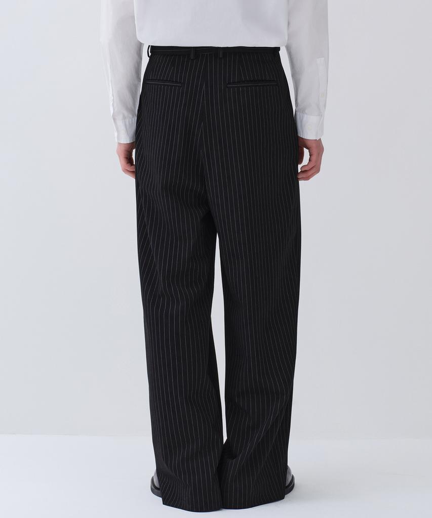 MUSINSA STANDARD Striped Extra Wide Two-Puck Hidden Elastic Waist Slacks [Black]