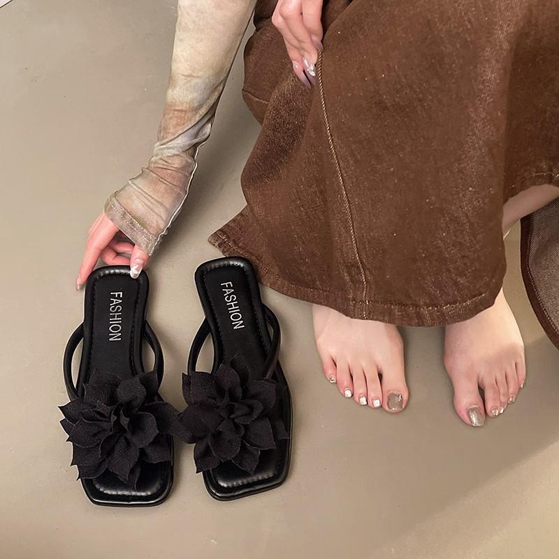 

Flat-bottomed silver flip-flops women s shoes wear new summer soft-soled beach sandals 35