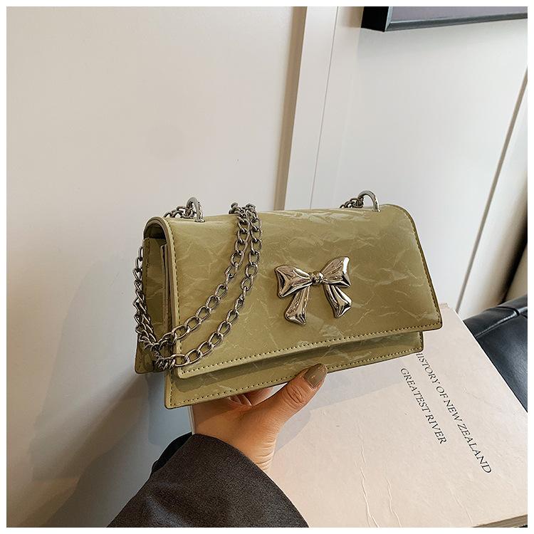 

Korean version of fashion bag women s 2024 new simple solid color commuter butterfly small square bag foreign style chain messenger bag зелений