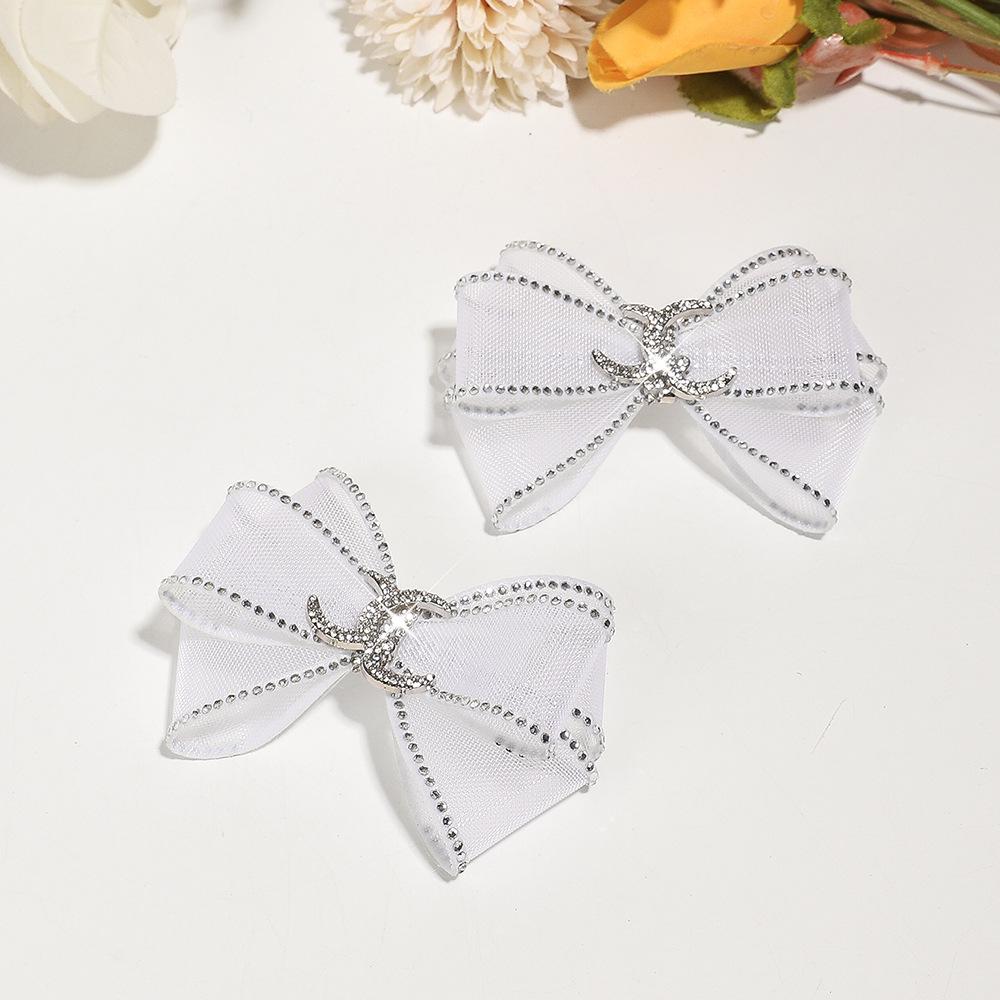 

Обувное украшение из сетки со стразами в виде банта: Декоративные аксессуары и отделка для женской модной обуви. белый