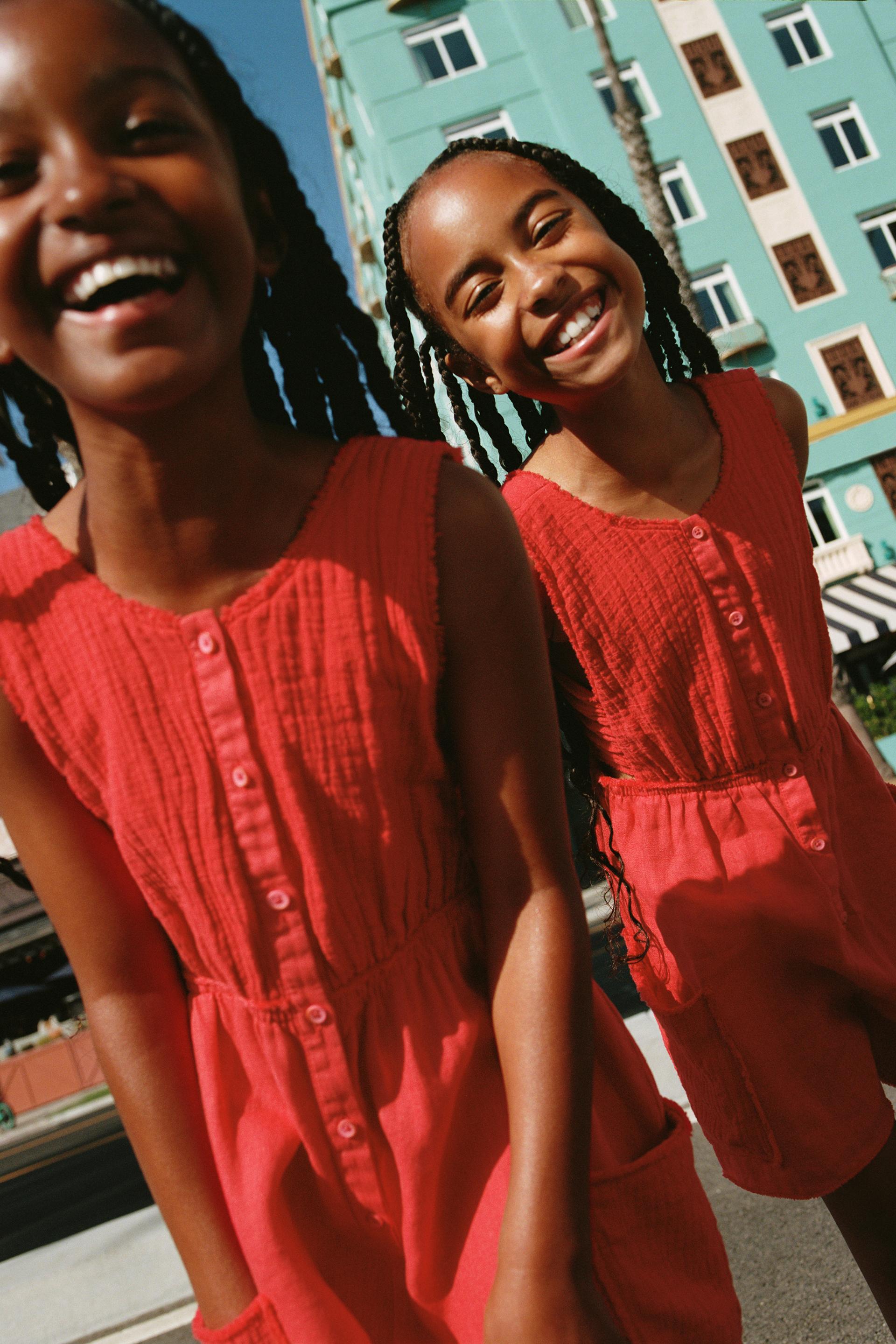 

КОРОТКИЙ КОНТРАСТНЫЙ КОМБИНЕЗОН