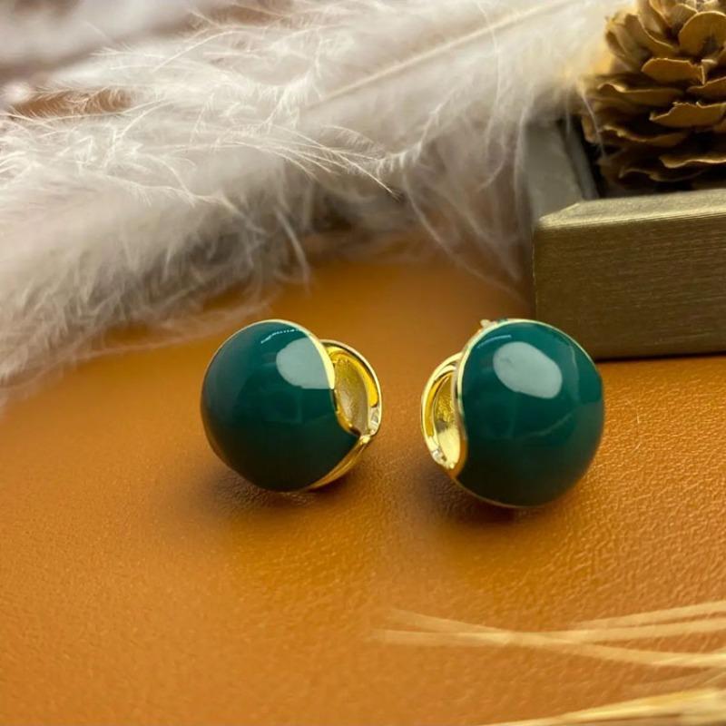 The "Sincere Bean" Earrings Can Be Worn On Both Sides. They Are High-end and Luxurious Stud Earrings with A Stylish Design.