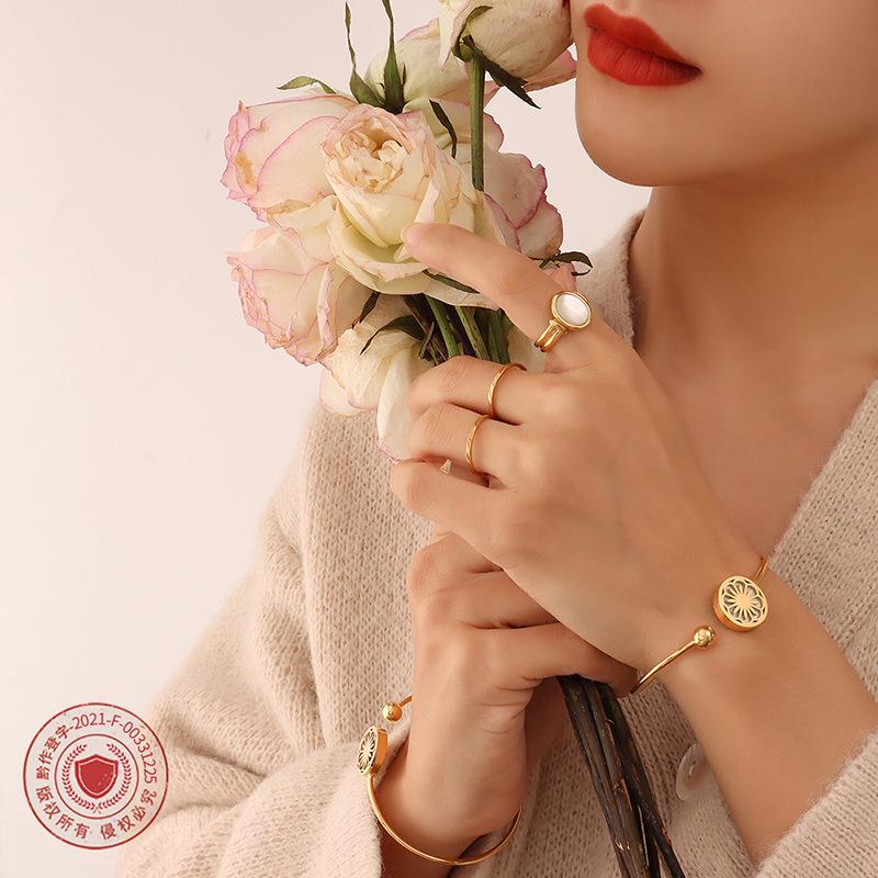 French Daisy Water Shell Soft Wire Bangle, 18K Gold Plated Titanium Steel, Geometric Bracelet Z200