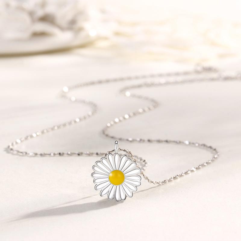 Compact Daisy Necklace Female Mori Compact Fresh Korean Version Delicate Compact Ins Wind Flower Epoxy Necklace