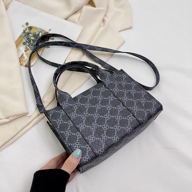 

Корейская версия простой небольшой квадратной сумки 2024 года, новая сумка для женщин, сумка-мессенджер для отдыха, нишевая трендовая сумка через плечо синий