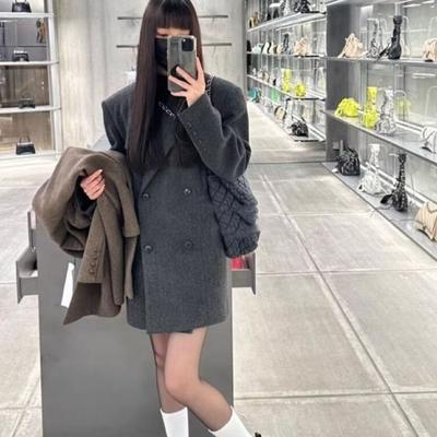 Schicker grauer Wollmantel für Damen mit koreanischem Einfluss, unterstreicht die Eleganz im Herbst/Winter